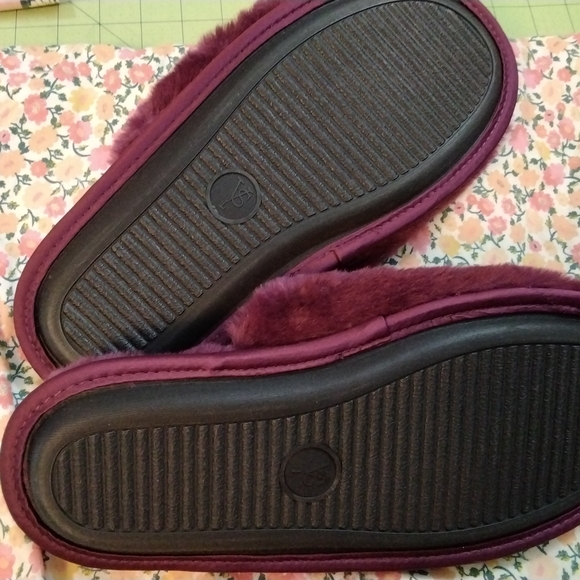3883 Size Large Victoria's Secret Plush Maroon Slippers - Picture 4 of 4